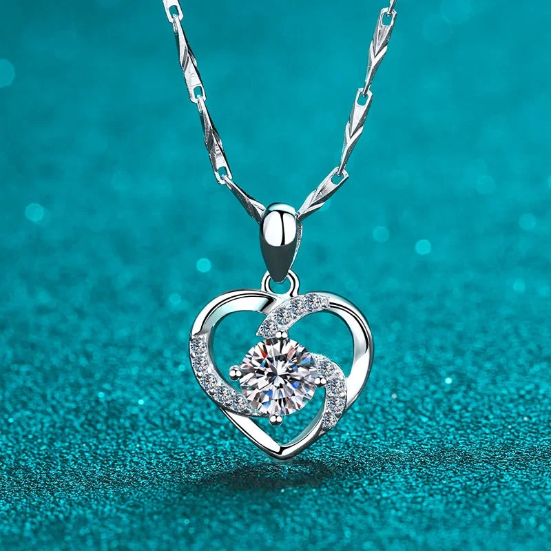 18K gold heart-shaped women's plated PT950 platinum pendant short clavicle chain diamond 0.8carat moissanite necklace gift