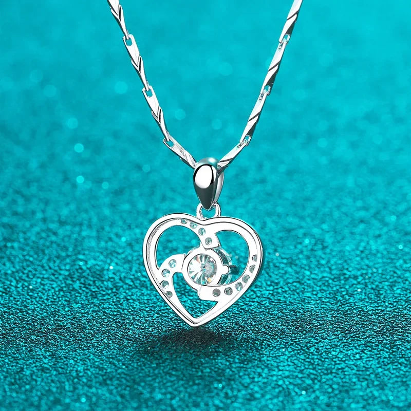 18K gold heart-shaped women's plated PT950 platinum pendant short clavicle chain diamond  0.8carat moissanite necklace gift