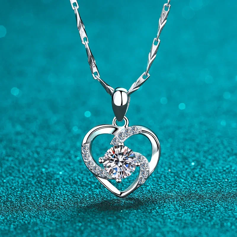 18K gold heart-shaped women's plated PT950 platinum pendant short clavicle chain diamond  0.8carat moissanite necklace gift